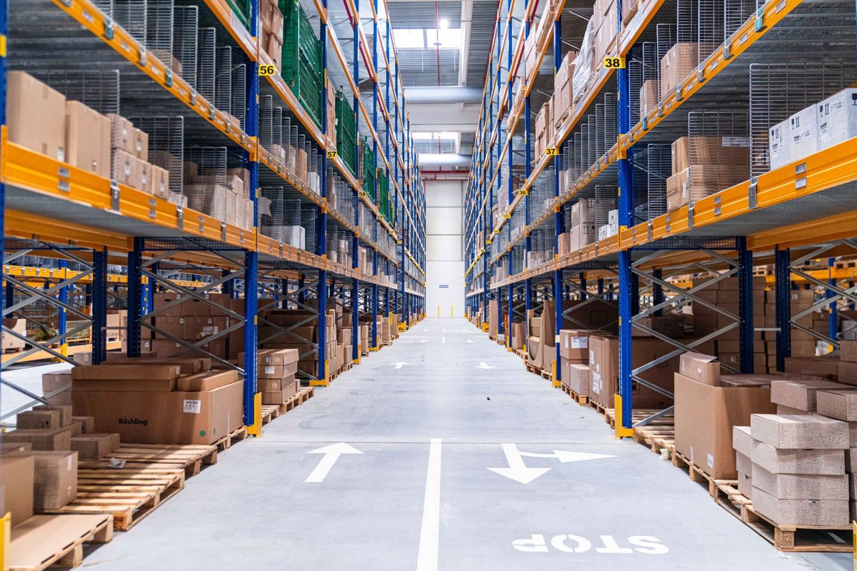 Magazzino AutoPlus con scaffalature di ricambi